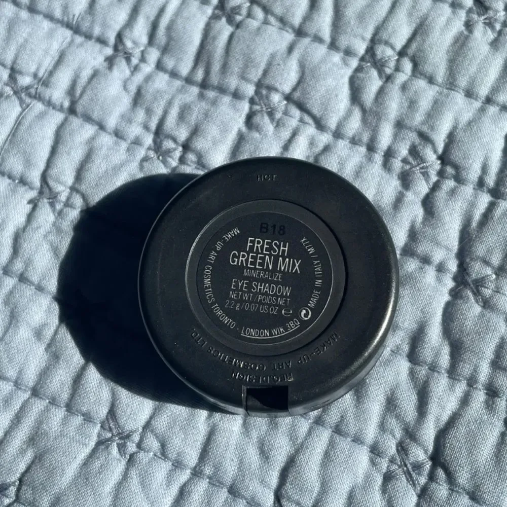 LE MAC Mineralize Eyeshadow in Fresh Green Mix
